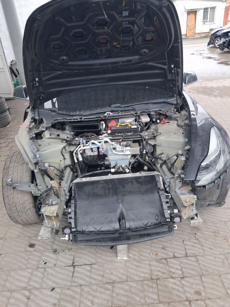 Капот Tesla model 3