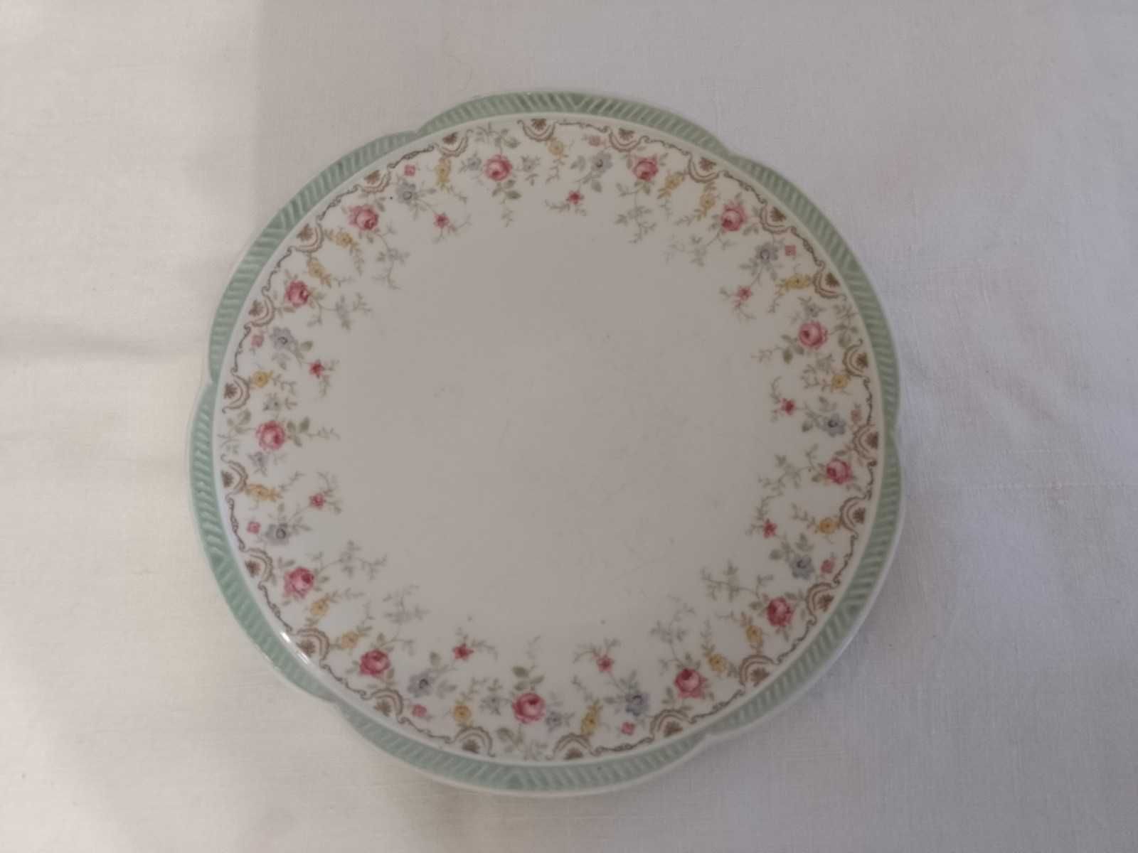 porcelanowy talerz z motywem kwiatów