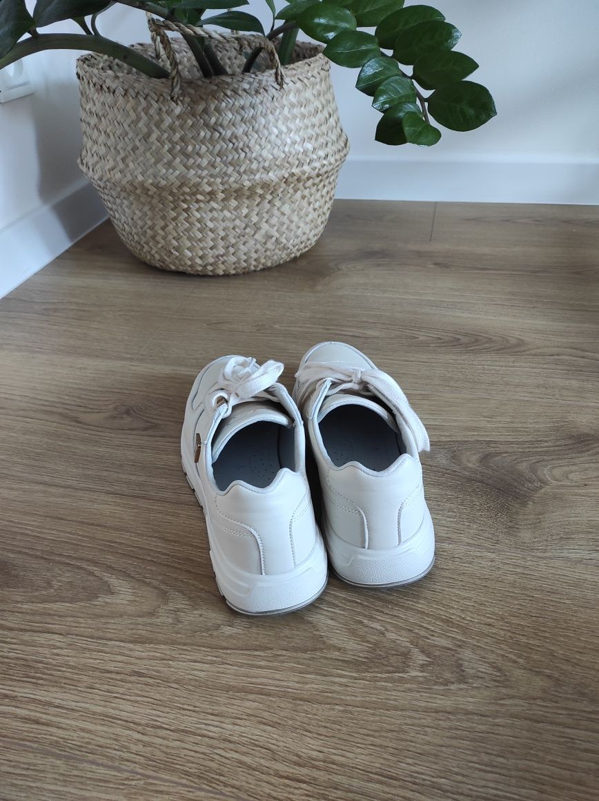 Buty sneakersy beżowe