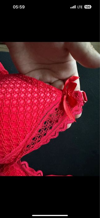 Biustonosz nowy czwrwony