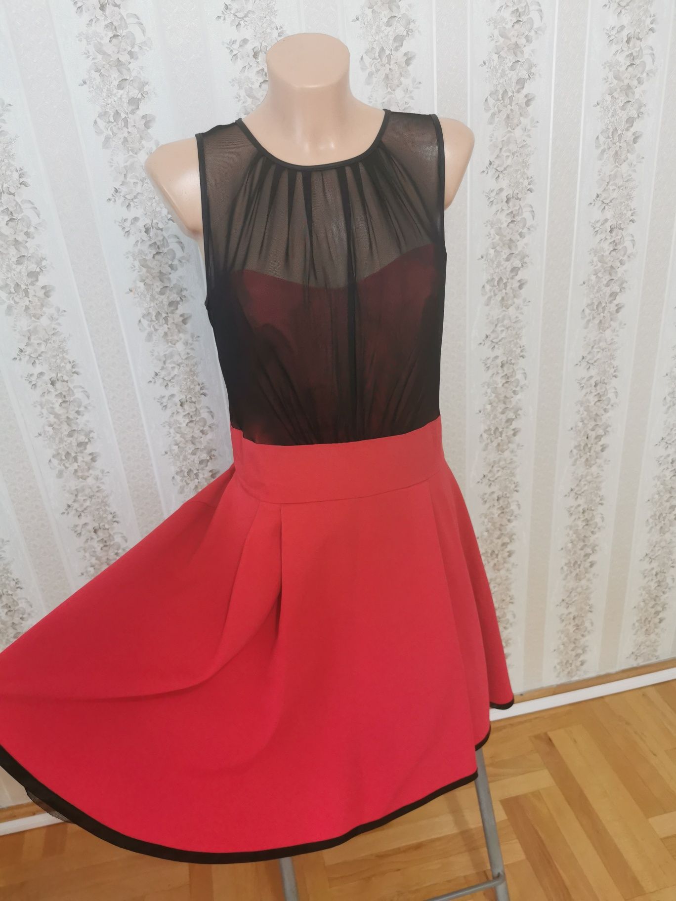 Sukienka czarno czerwona 42