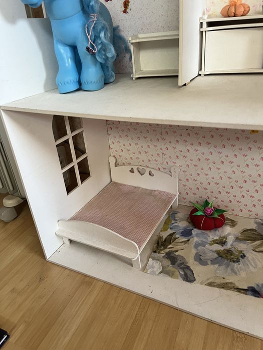 Ляльковий будинок із меблями