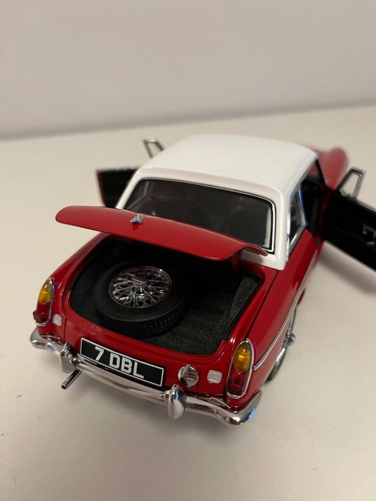 AUTOart MGB GT MK II - model kolekcjonerski 1:18