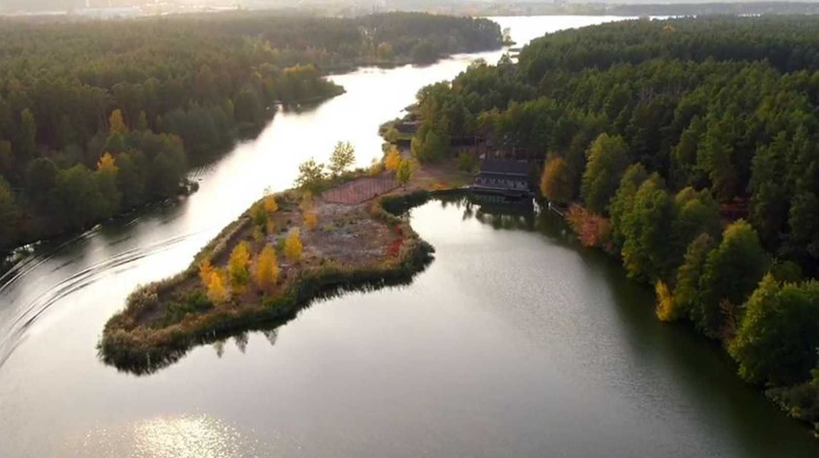 Дом в лесу на берегу реки в коттеджном городке, Таценки!