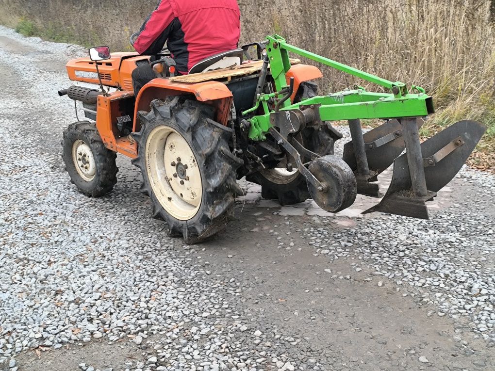 Kubota  B1600 повний привід з навісним