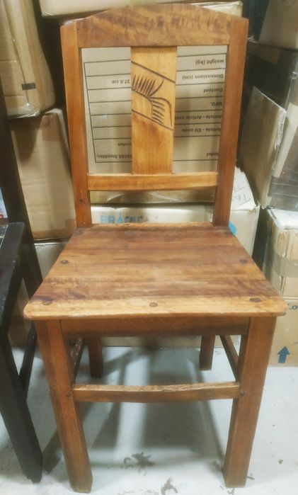 Várias diferentes cadeiras antigas em madeira maciça