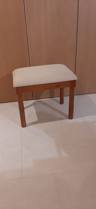 Vendo conjunto de cama com mesinhas de cabeceira.