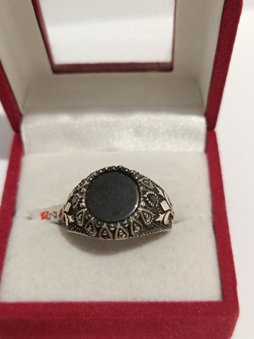 Srebrny sygnet z onyksrm i markazytami rozmiar 23, srebro próby 925
