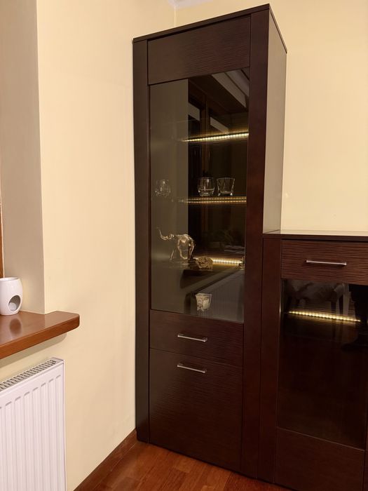 Zestaw porzadnych mebli komoda i witryna Taranko