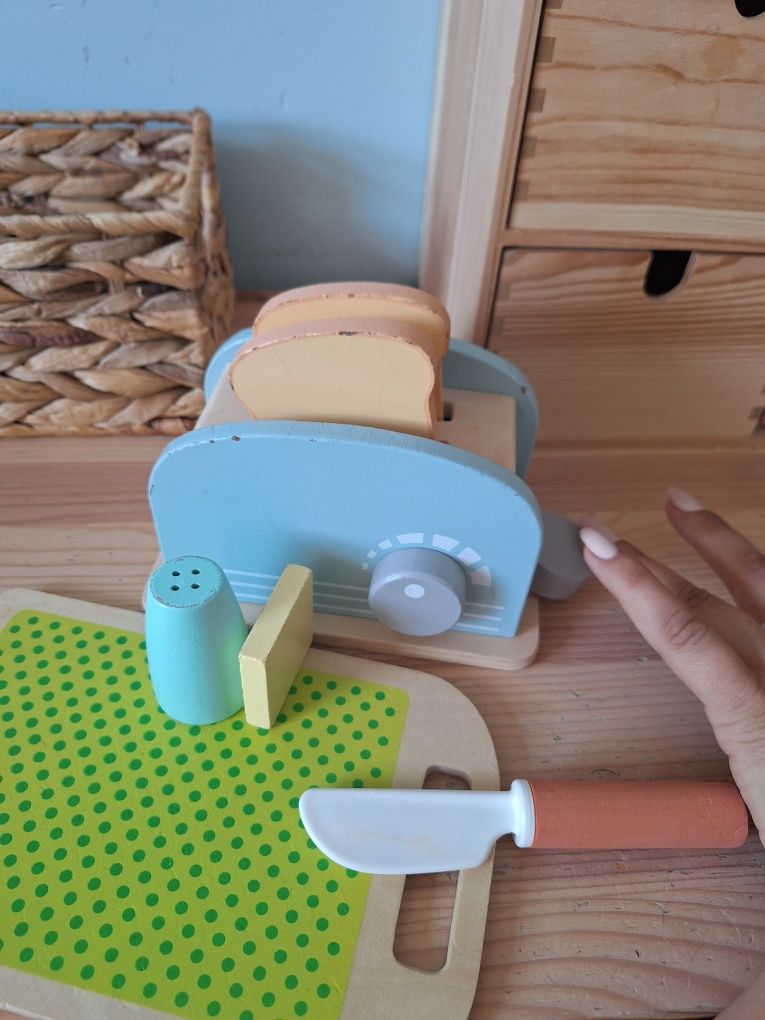 Zabawkowy drewniany toster