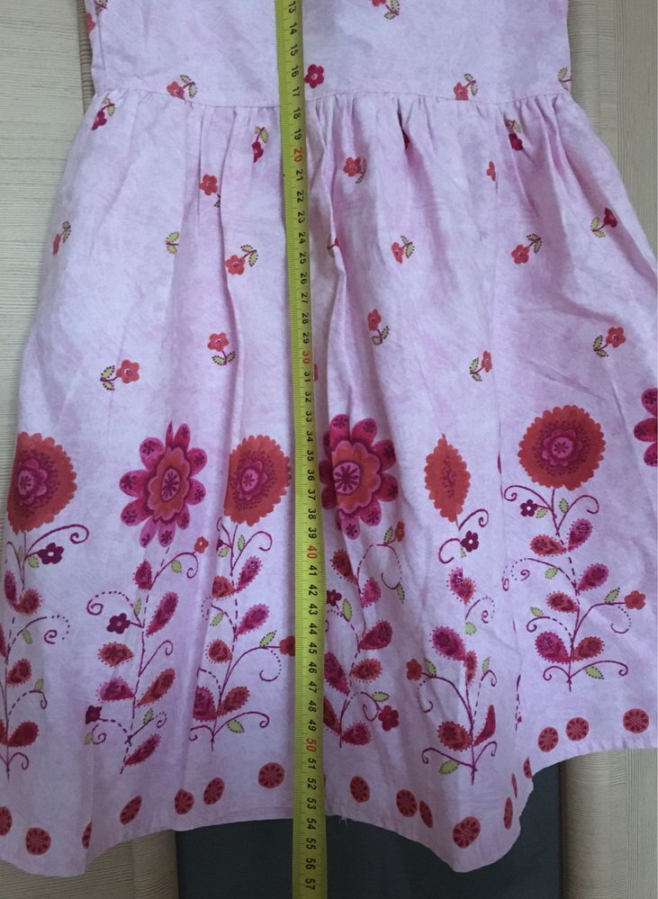Sukienka dziewczęca bez rękawka różowa w czerwone kwiatki 4 - 6 lat