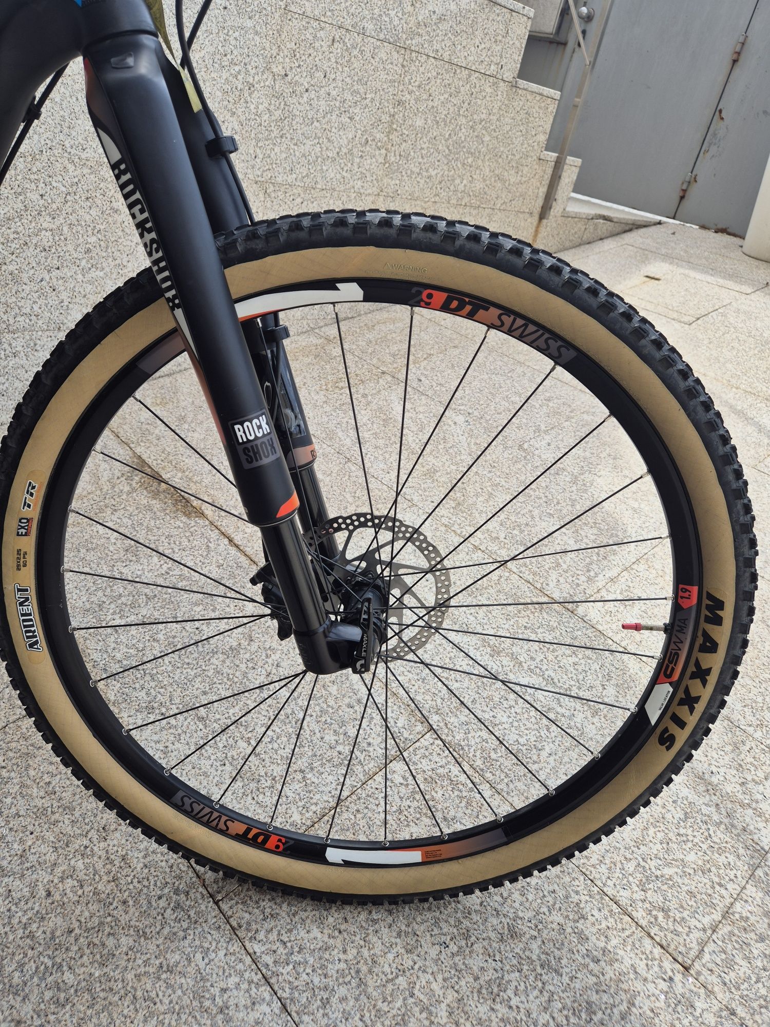 Bicicleta CUBE carbono