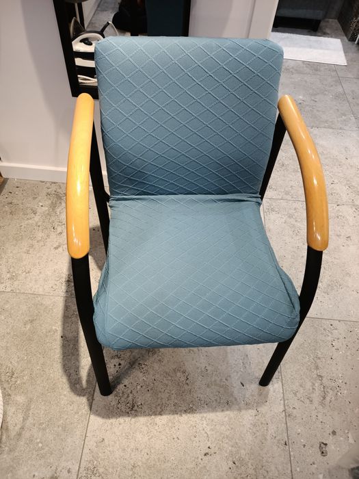 Masywne krzesło z pokrowcem