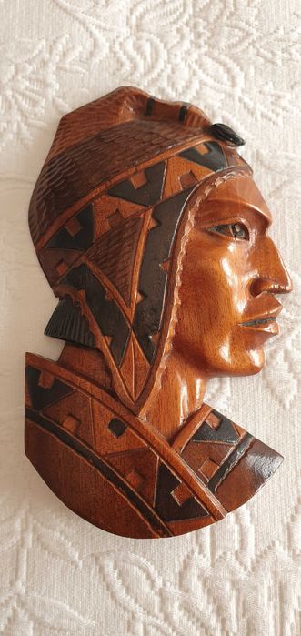 Escultura em madeira nobre