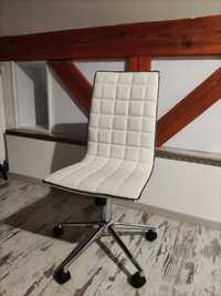 Białe pikowane eleganckie krzesło obrotowe Alva