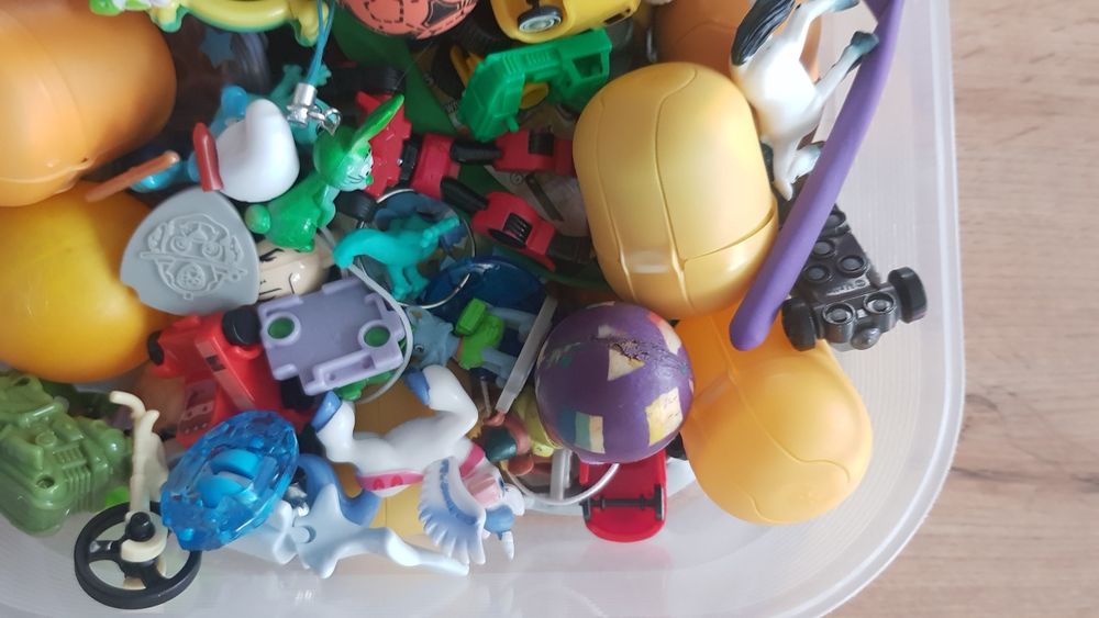 Zabawki różne z kinder jajek figurki