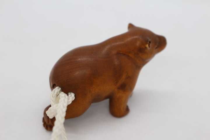 Netsuke em Madeira Esculpida Urso Andando Assinado