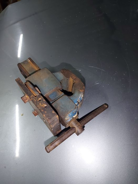 Тиски слесарные средние СССР