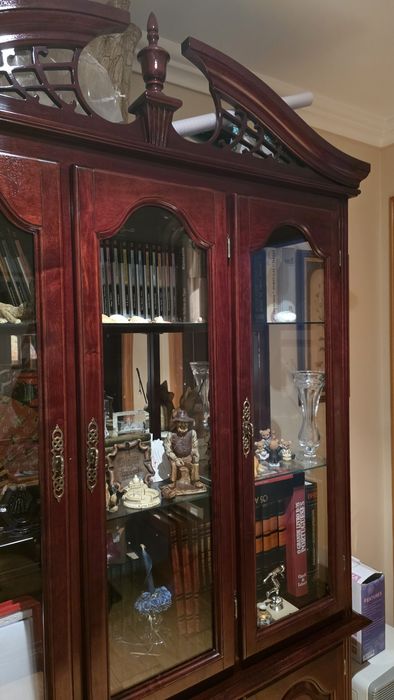 Aparador / vitrine em madeira