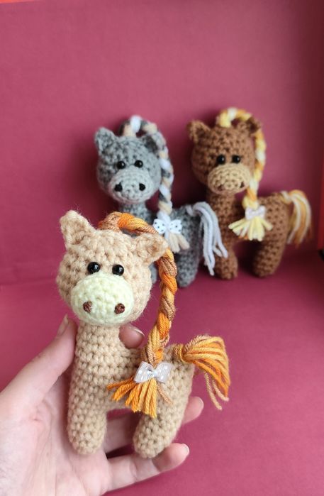 Вязаная игрушка лошадка, сувенир лошадь, символ 2026