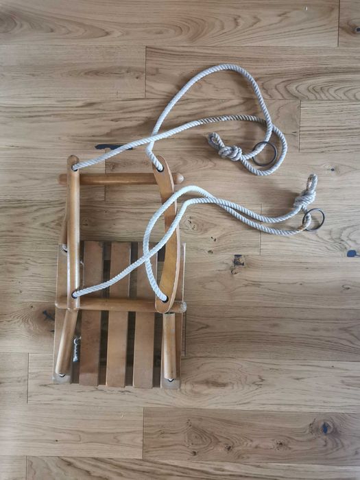 Drewniana huśtawka z siedziskiem