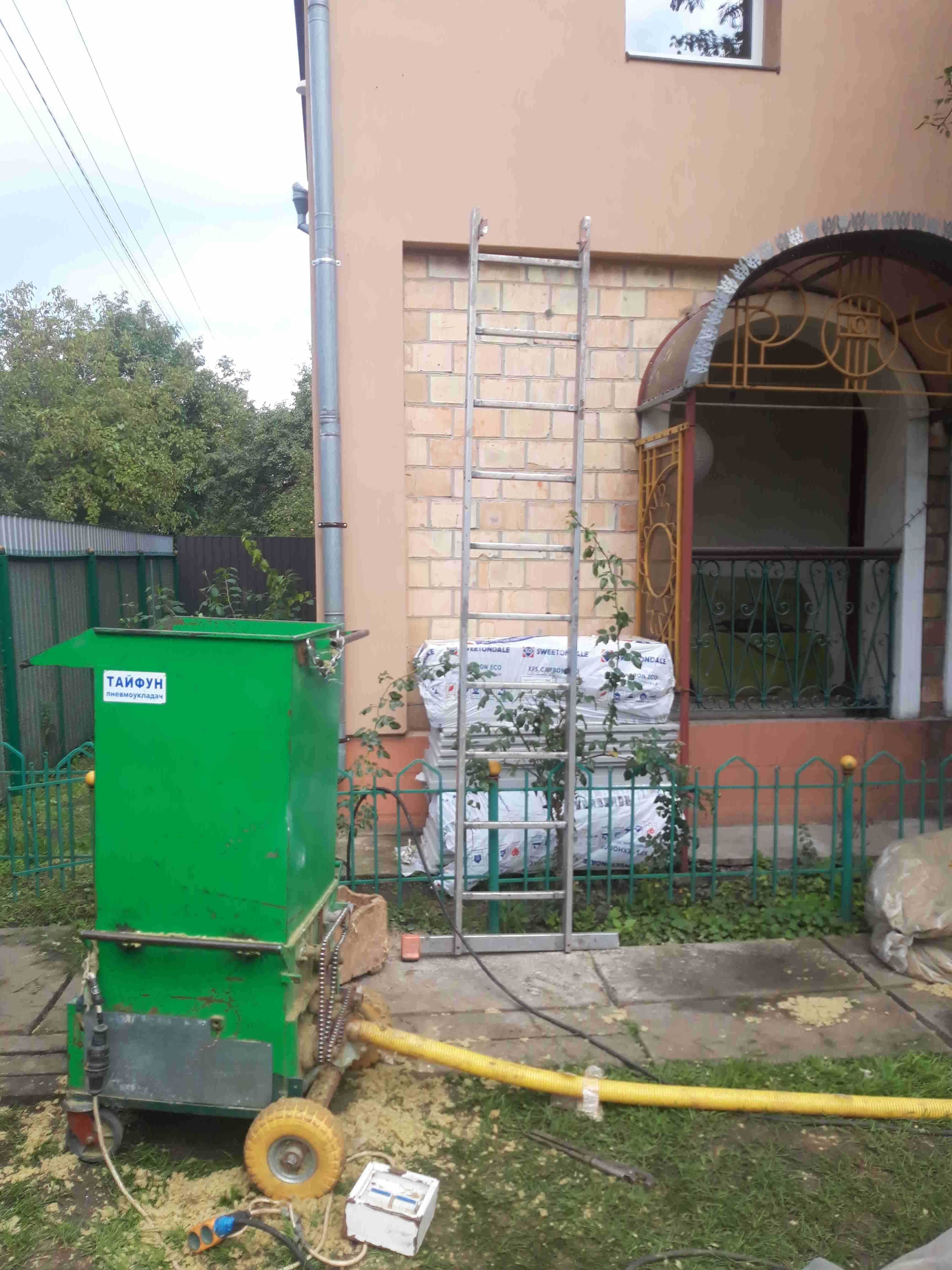 Утеплення стін піноізолом.
