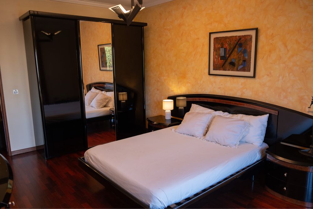 Comoda com espelho em madeira escura