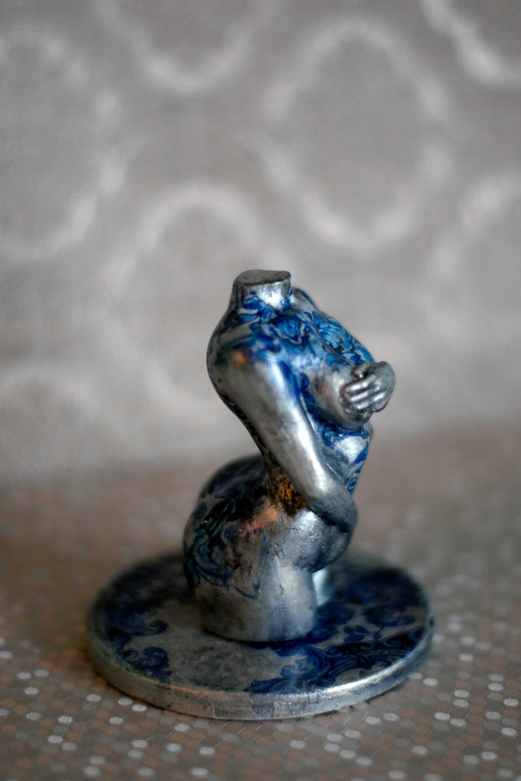 Kobieta srebrna z tatuażem, rzeźba z gipsu, podstawka, wys. 8,8 cm