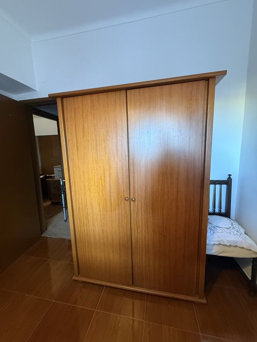 Roupeiro de Madeira com Arrumação Ampla e Barra para Cabides