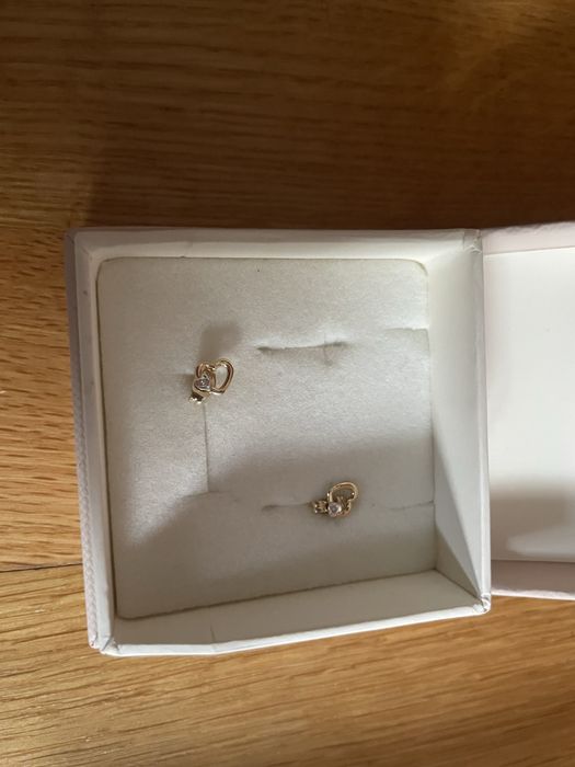 Zlote kolczyki serduszka z diamentem