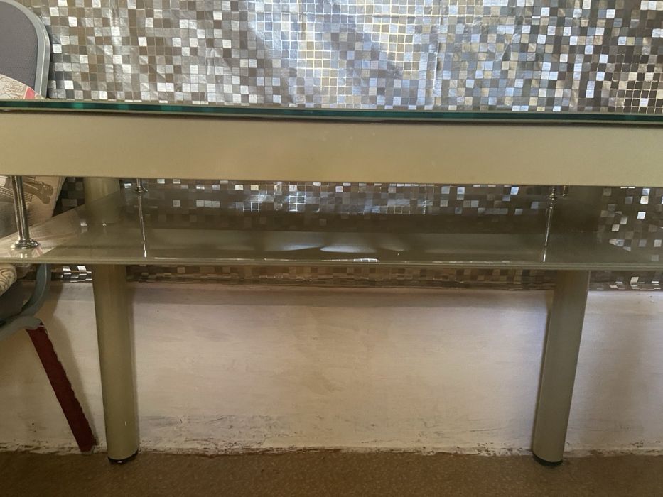 Стеклянный стол