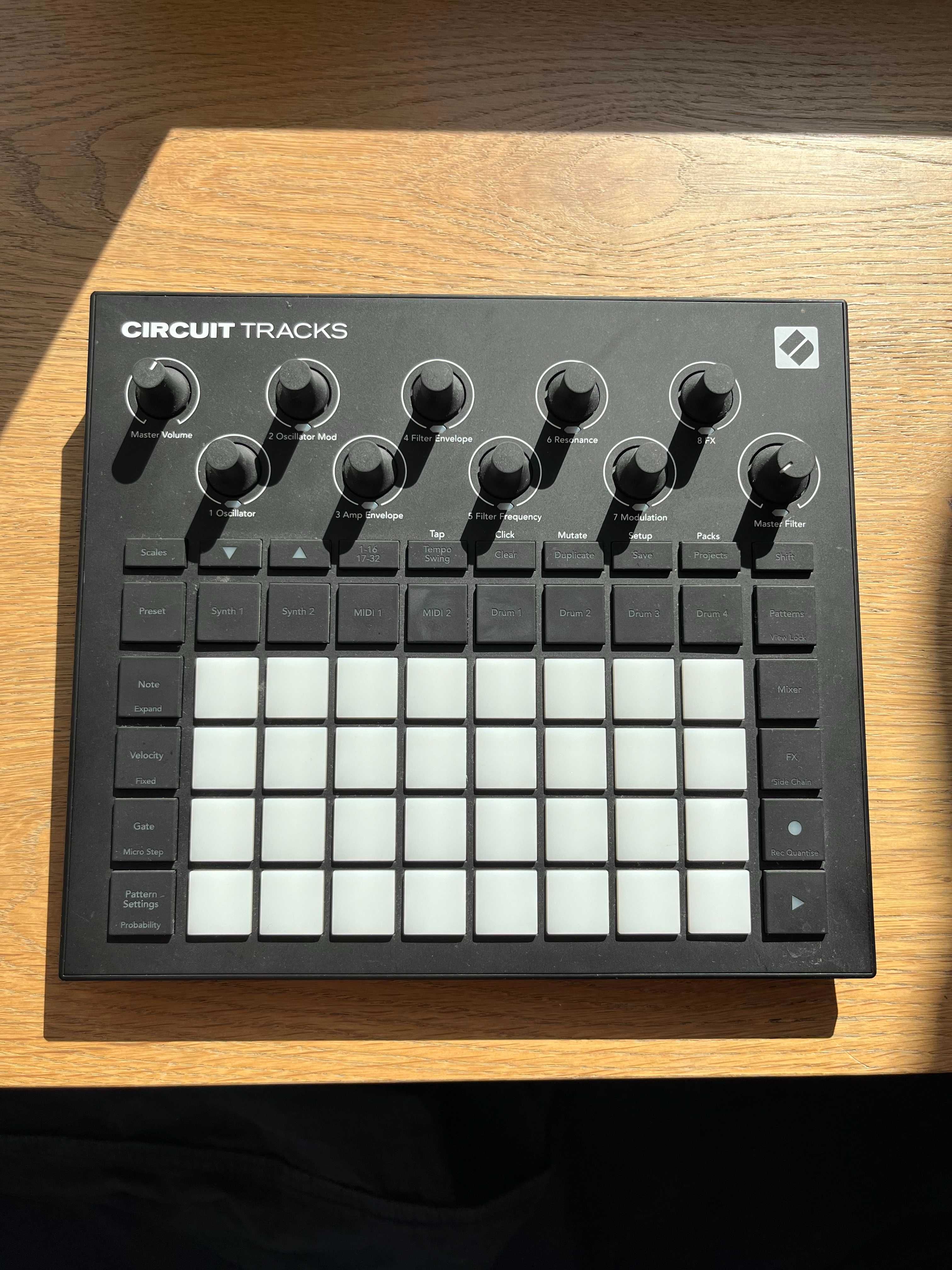 Novation Circuit Tracks Groovebox Грувбокс