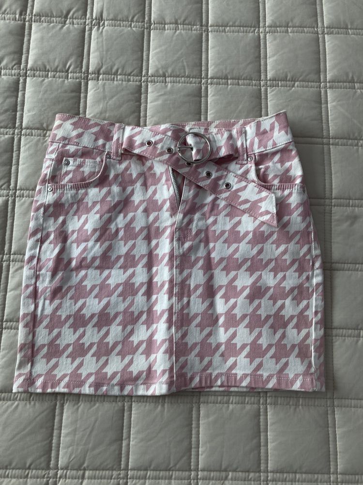 krótka spódniczka w biało różową kratkę z paskiem Bershka