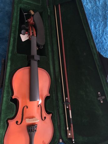Violino novo com todas as peças