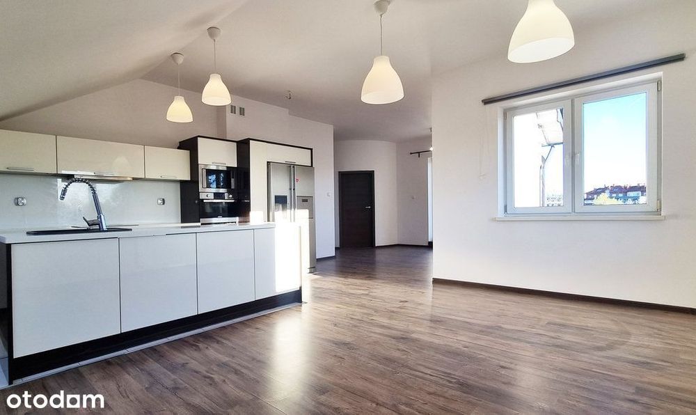 Jednopoziomowe z tarasem, komórką oraz halą