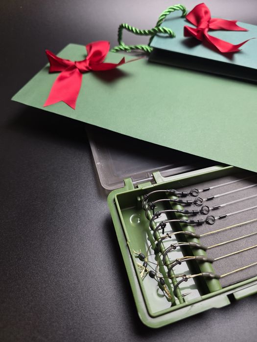 Na prezent Zestaw 8 sztuk przyponów karpiowych w piórniku