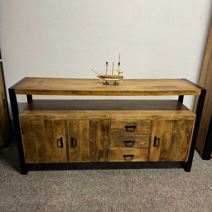 Piękna duża drewniana komoda z serii Britt tylko w MangoMeble Loft