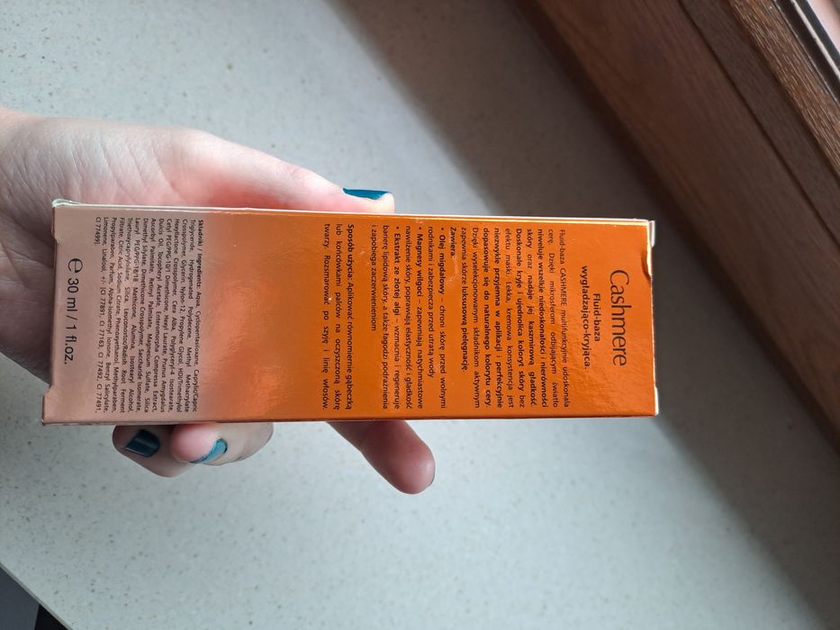 Podkład Cashmere baza wygładająco kryjąca