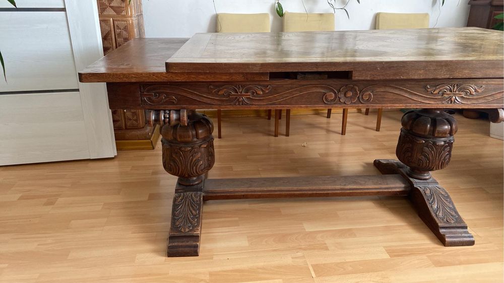 Stół drewniany rozkładany z rzezbionymi elementami