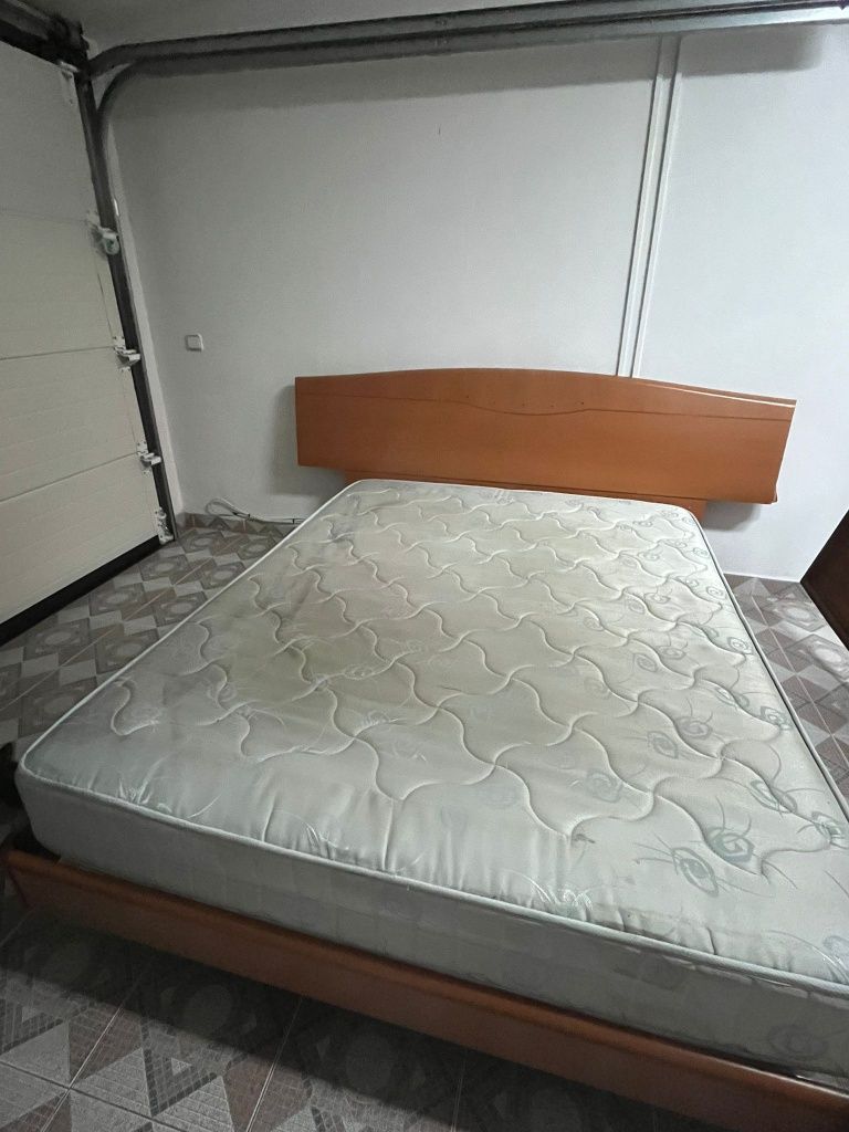 Cama de casal com 2 mesinhas de cabeçeira e comoda