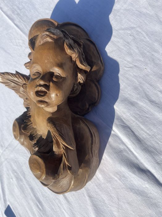 Drewniana płaskorzeźba anioła