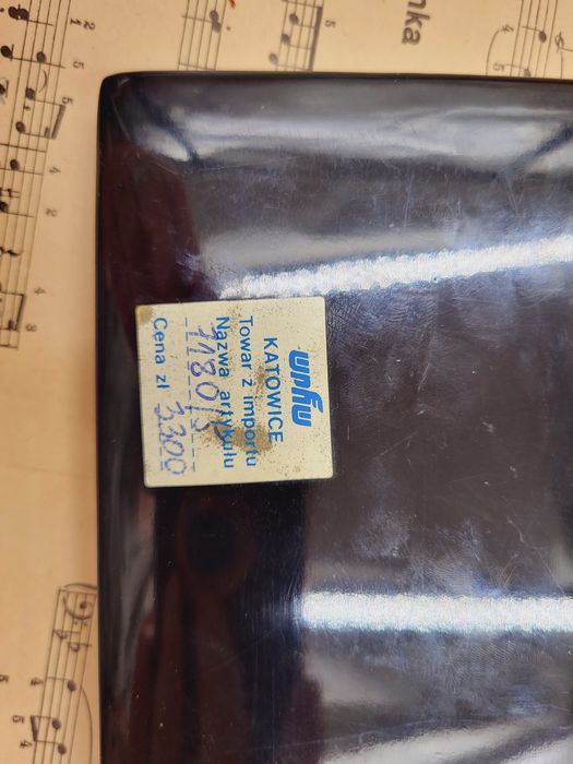 Stary album na zdjęcia wykonany z laki