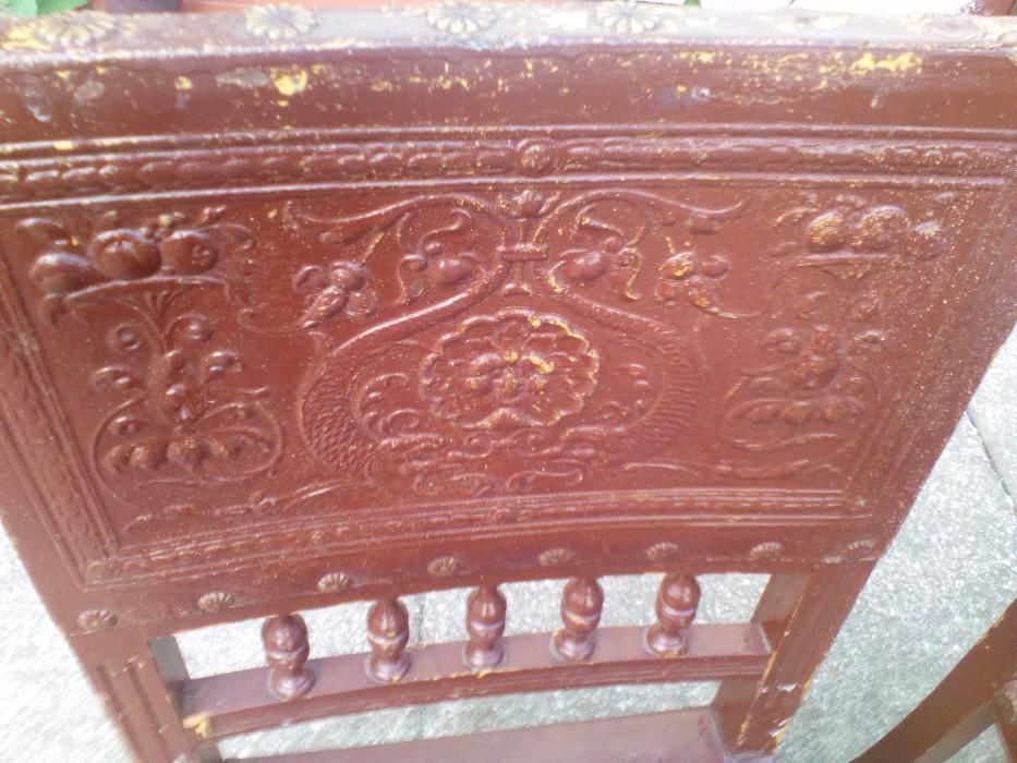 Zabytkowe krzesła z XIX wieku.