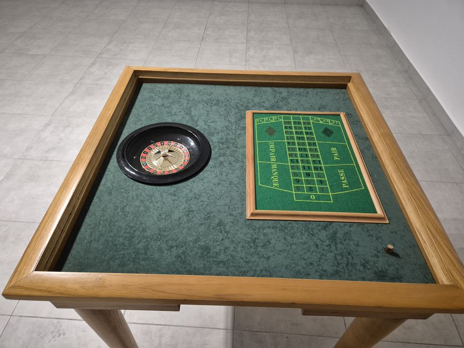 Mesa de jogo em madeira - Multijogos (Cartas, Roleta, Xadrez e Damas)