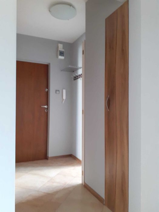 Dwupokojowy apartament z łazienką i kuchnią. 43m2, II piętro, winda.