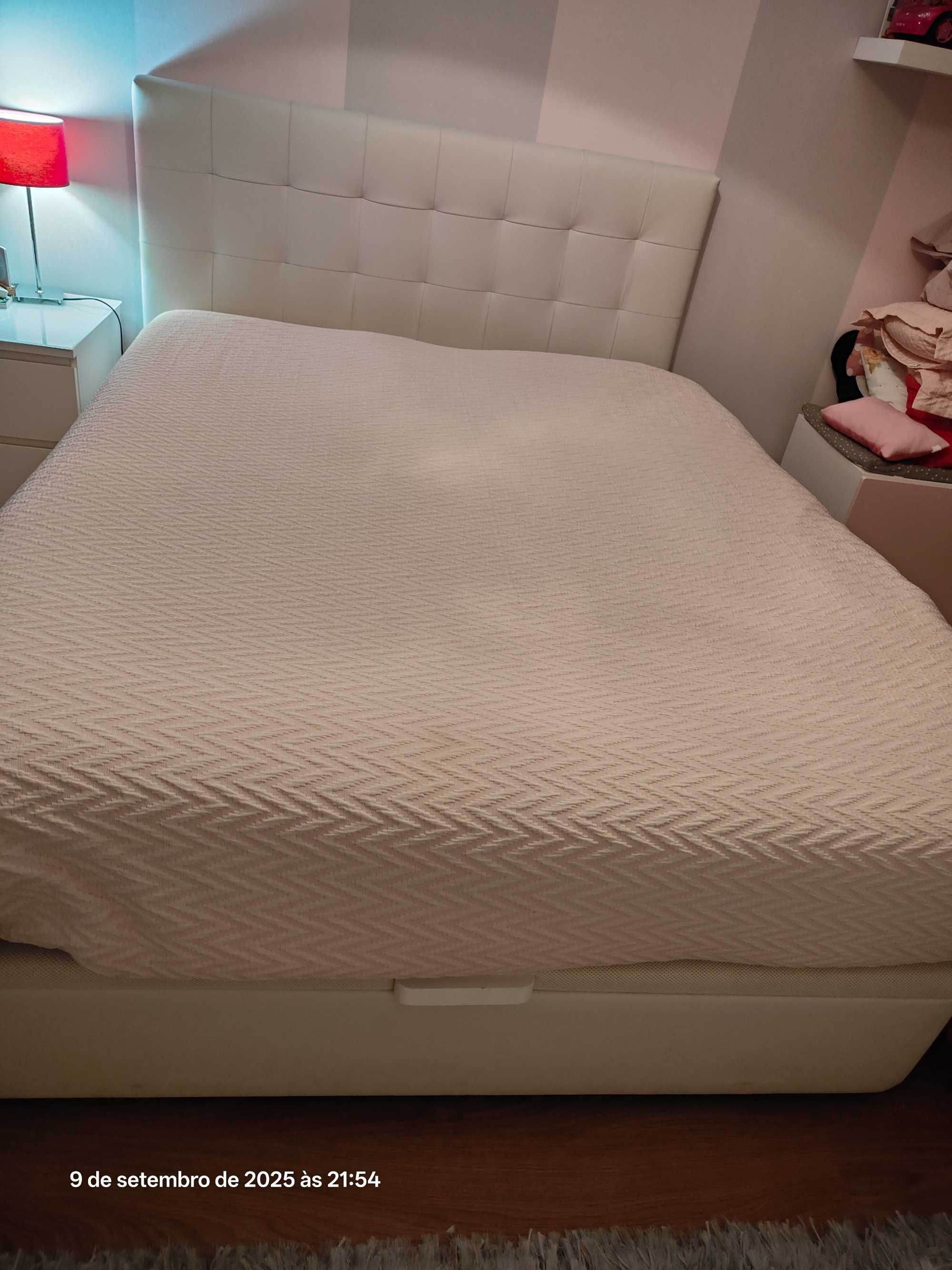 Sommier com cabeceira em pele branco  160 X 200 com arrumação