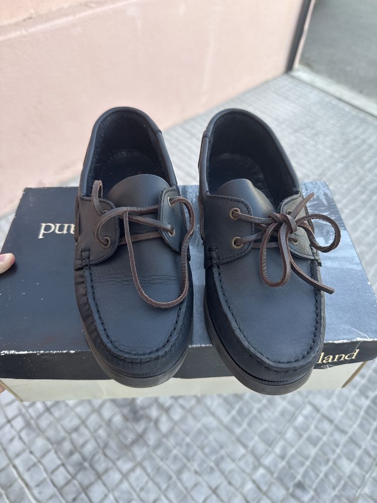 Sapatos de vela azuis escuros