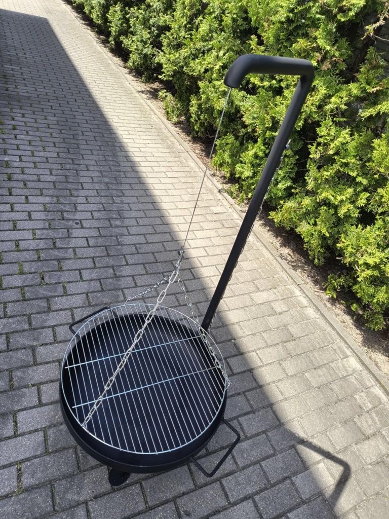 Grill z funkcją paleniska