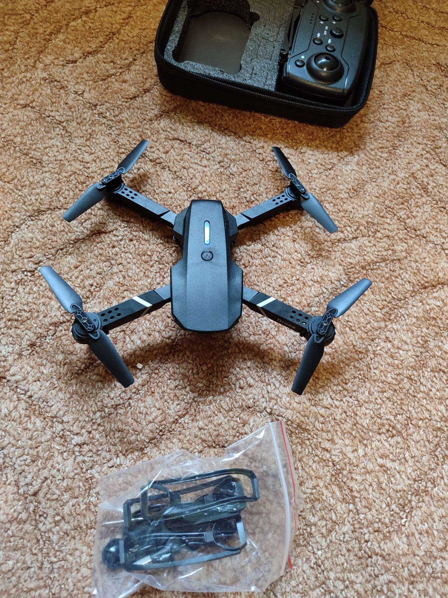 Dron z kamerą i możliwościa sterowania telefonem