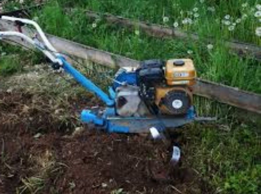 Вспашка земли, вивоз мусора, покос трави.